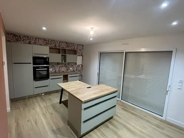 Cuisine avec îlot repas — vue 2 sur 4
