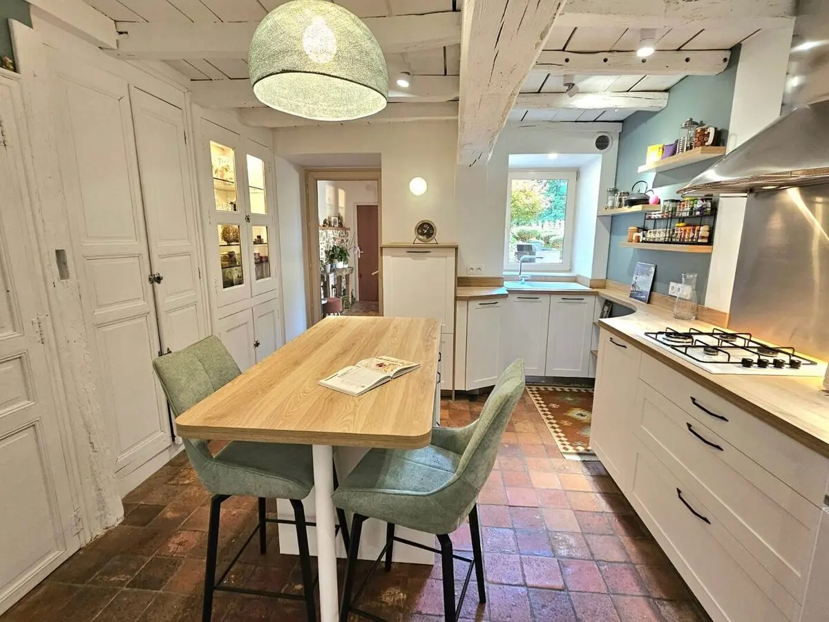 Vue générale finale de la cuisine blanche et bois