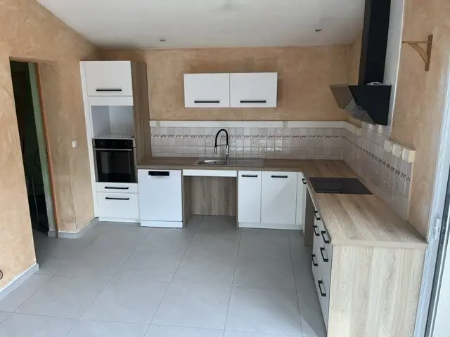Deuxième vue de la cuisine blanche et bois terminée