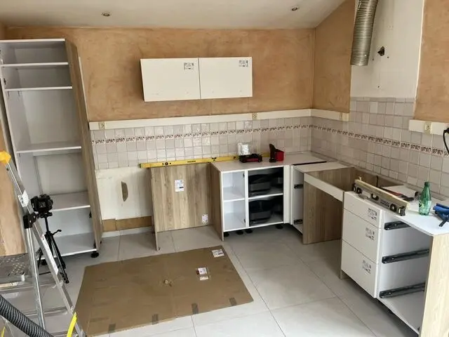 Cuisine blanche et bois — vue 1 sur 4