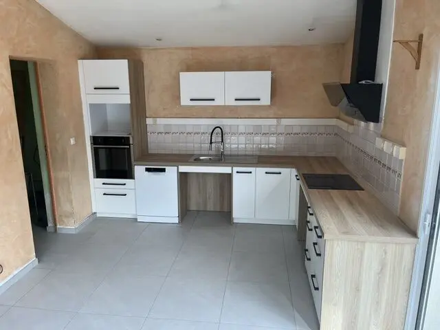 Cuisine blanche et bois — vue 4 sur 4