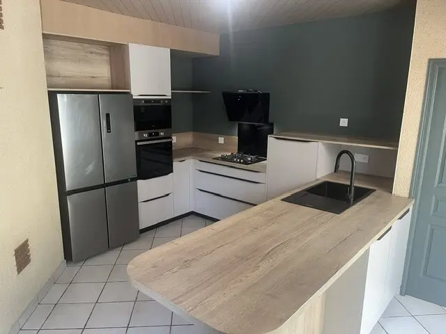 Vue finale de la cuisine avec péninsule arrondie