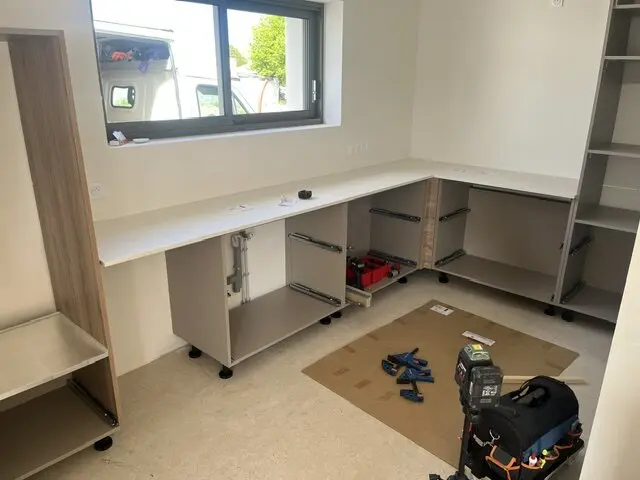 Cuisine en angle au début de la pose