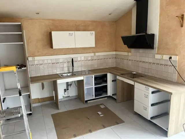 Cuisine blanche et bois en cours de montage