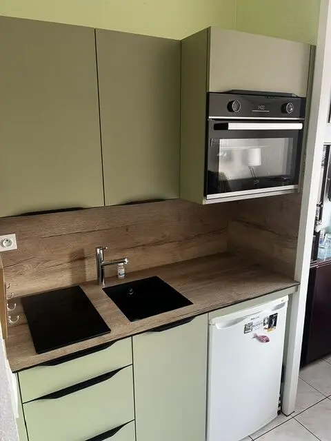 Cuisine vert sauge compacte — vue 2 sur 2
