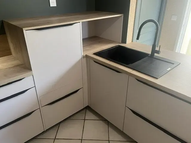 Détail de l’angle de la cuisine et de l’évier