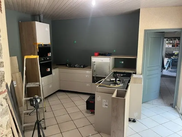 Montage de la cuisine claire et bois